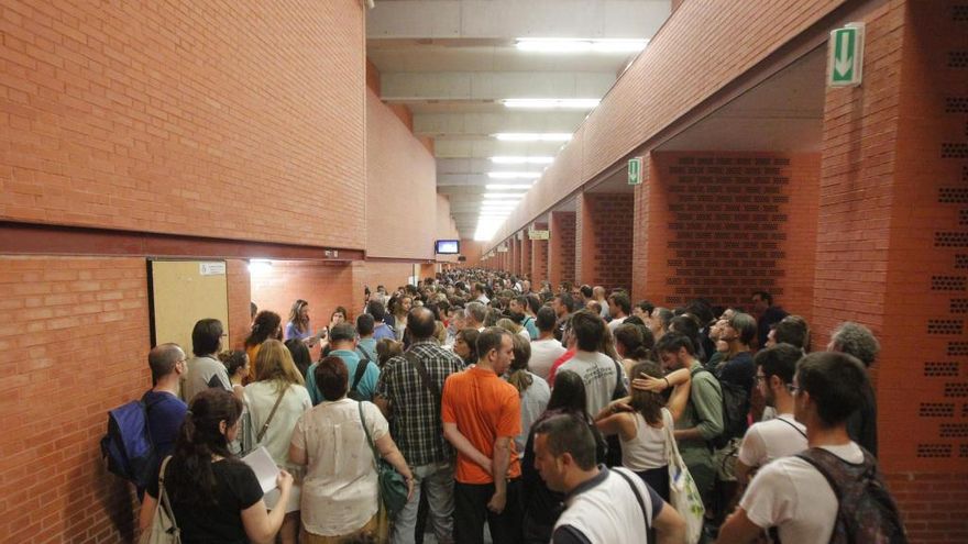 Opositores en una prueba para plazas docentes de la Generalitat.