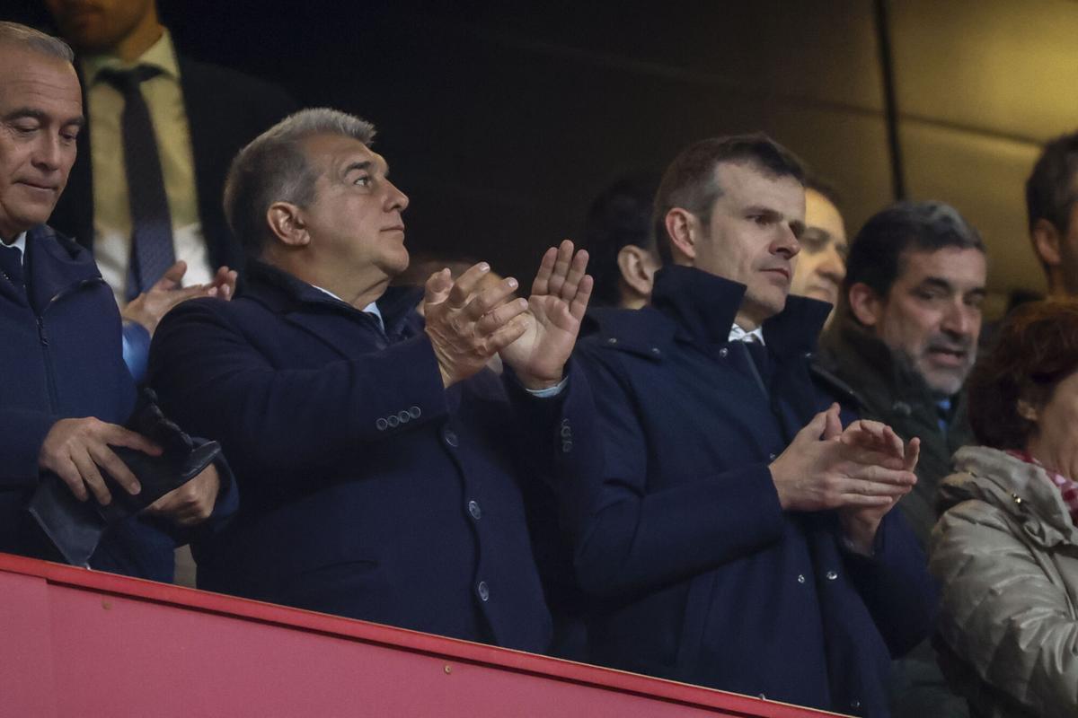 Jon Uriarte y Joan Laporta, en el palco de San Mamés durante un Athletic-Barça.