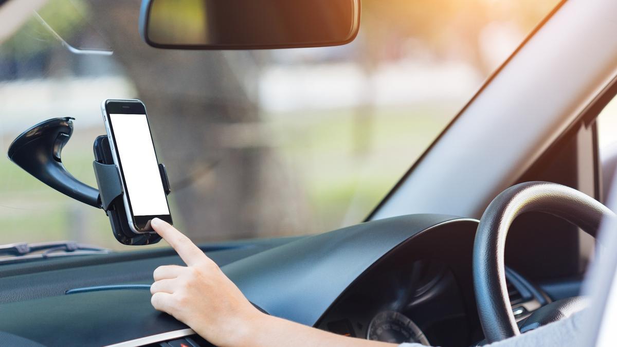 Se puede llevar el móvil en un soporte en el coche con una Ley de Tráfico o  puedo ser multado?