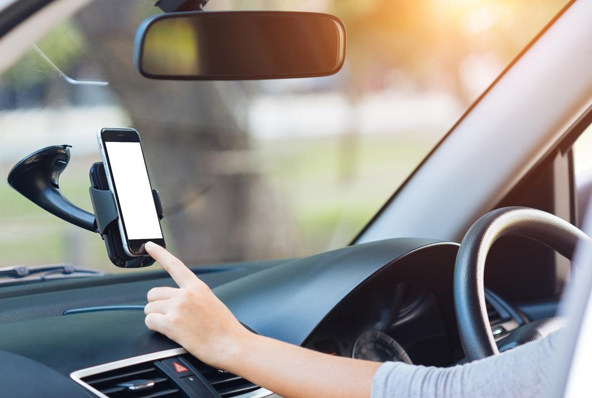 ¿Se puede llevar el móvil en el coche en un soporte?