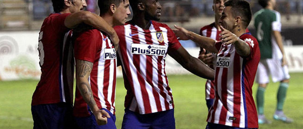 El delantero argentino del Atlético Ángel Correa (1ºd) abraza al colombiano Jackson Martínez, en presencia de José Giménez y Savic. Detrás, Griezmann.