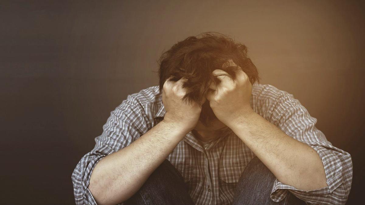 Un hombre, con signos de depresión.