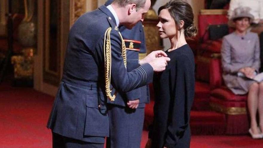 El príncipe Guillermo otorga la condecoración a Victoria Beckham.