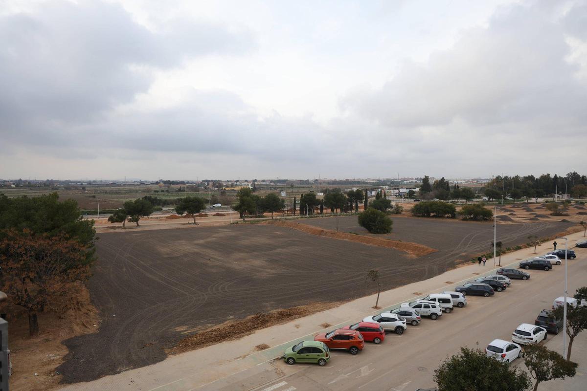 Estado de la campa de coches que se generó tras la Dana en la Av Jaume I de Catarroja ya vacía