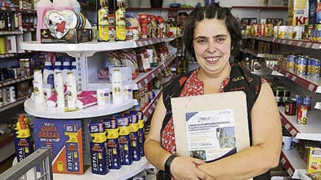 Rita Neira en su ultramarinos en Soutolongo (Lalín).