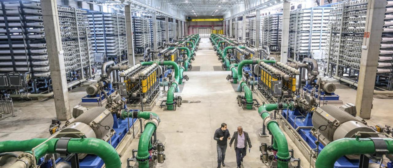 Imagen de la nave en la sección de la desalinizadora en la que se produce el proceso de ósmosis inversa de «filtrado» del agua del mar.