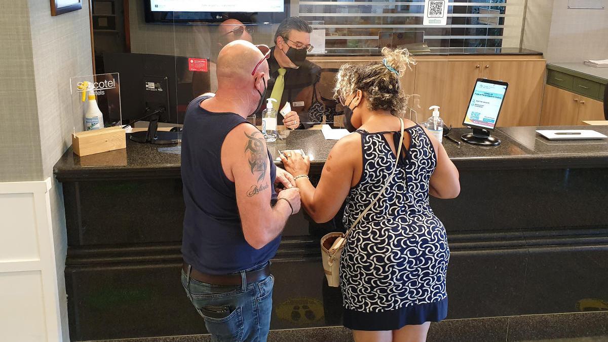 Una pareja de turistas, en el hotel Bahía de Vigo este verano. // Marta G. Brea