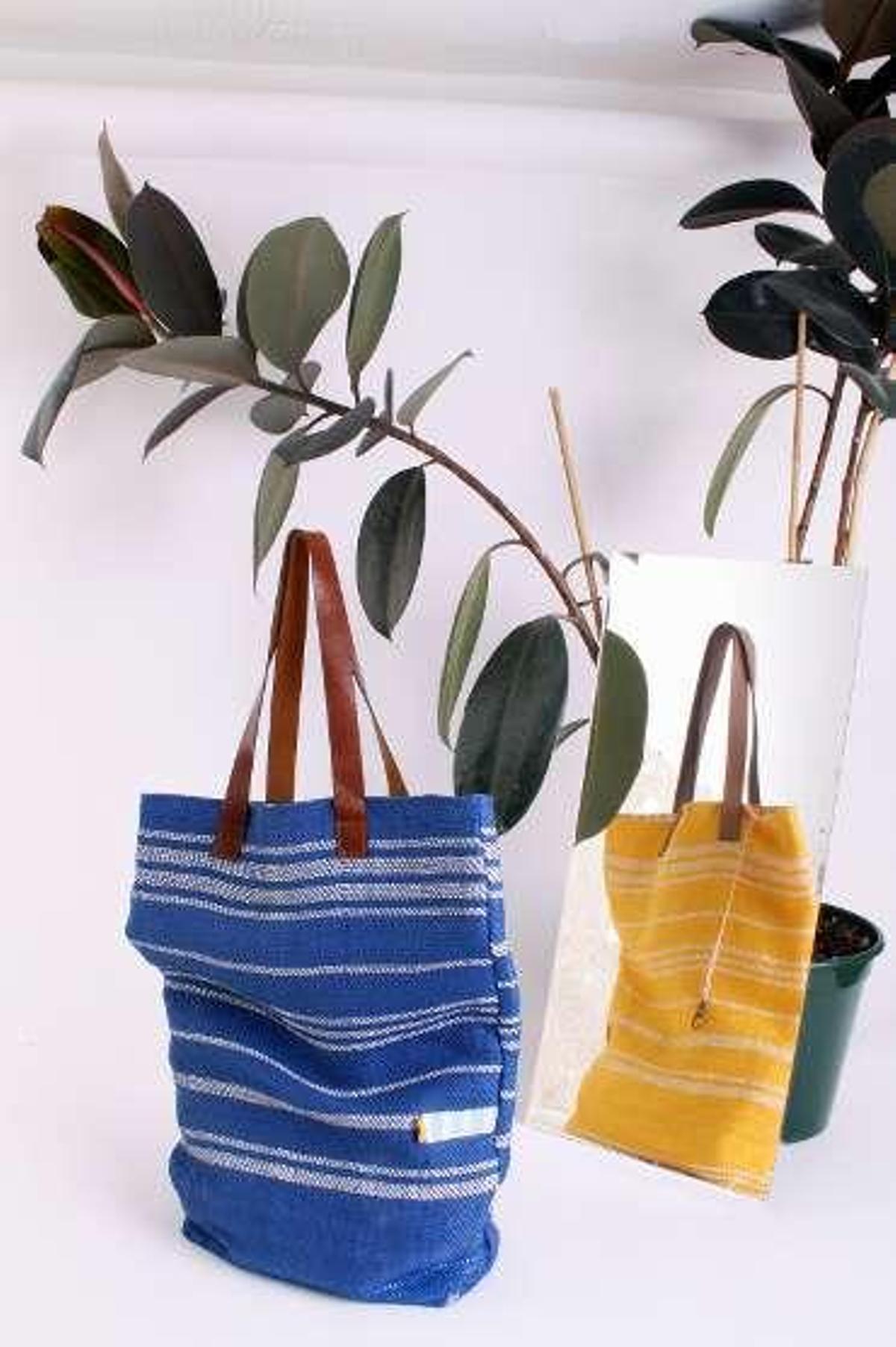 Arriba, el equipo de "Peseta" al completo en una imagen reciente. Sobre estas líneas, dos detalles de los bolsos inspirados en las casetas de San Lorenzo y, en el centro, el proceso de elaboración en el taller de "Rir&Co".