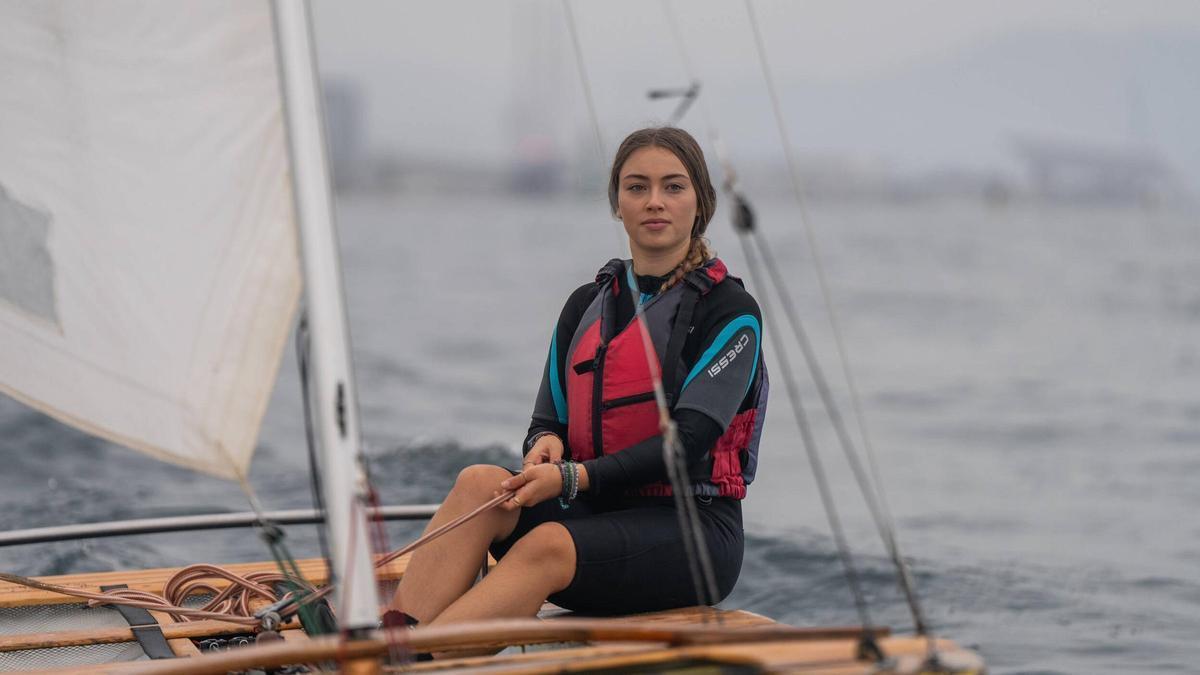 Olivia Mandle pratica vela para el futuro rodaje del documental 'Sin timón. Por un mar libre de plásticos'.
