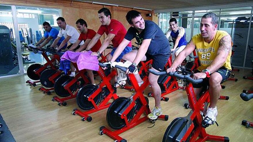 Usuarios en la sala de máquinas de un gimnasio de la capital.