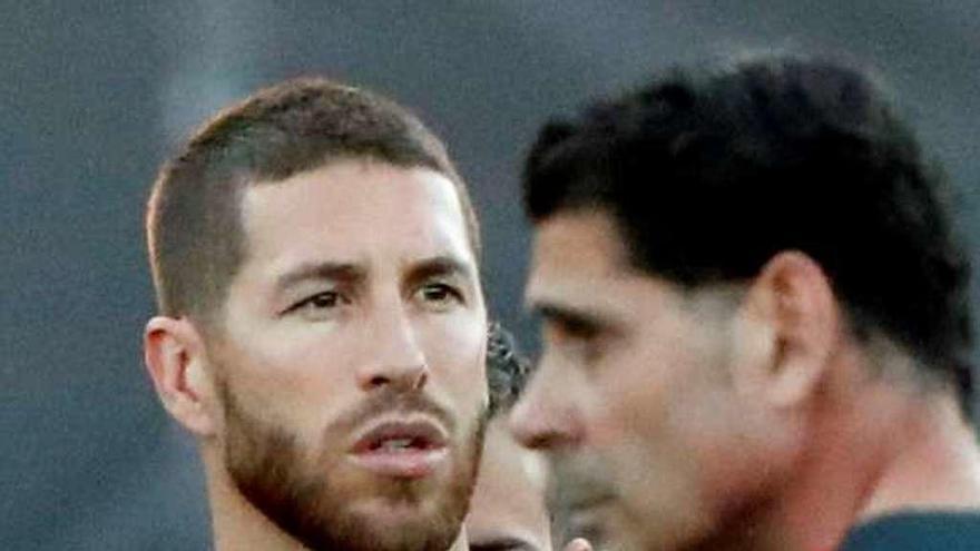 Ramos, junto a Hierro, en el entrenamiento de ayer. // Javier Etxezarreta