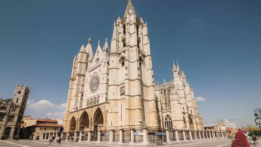 El primer lugar declarado Monumento Nacional de España: medieval y con unas vidrieras góticas que están entre las mejores de Europa