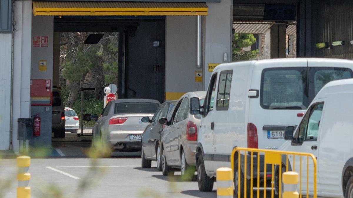 Vehículos esperando su turno para pasar la inspección ante la ITV de Redován.