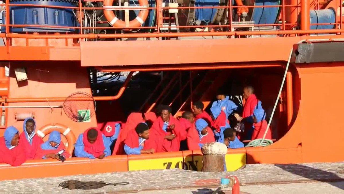 Salvamento Marítimo ha trasladado este viernes al puerto de Motril (Granada) a 62 personas de origen subsahariano, entre ellas 10 mujeres y tres niños de corta edad, que han sido rescatadas cuando navegaban en una patera en el mar de Alborán.