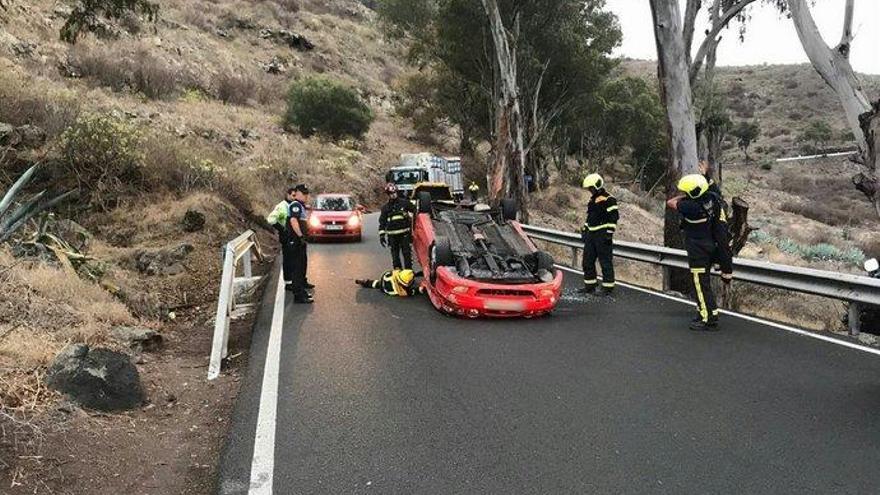 Un vuelco y retenciones en la carretera de Teror