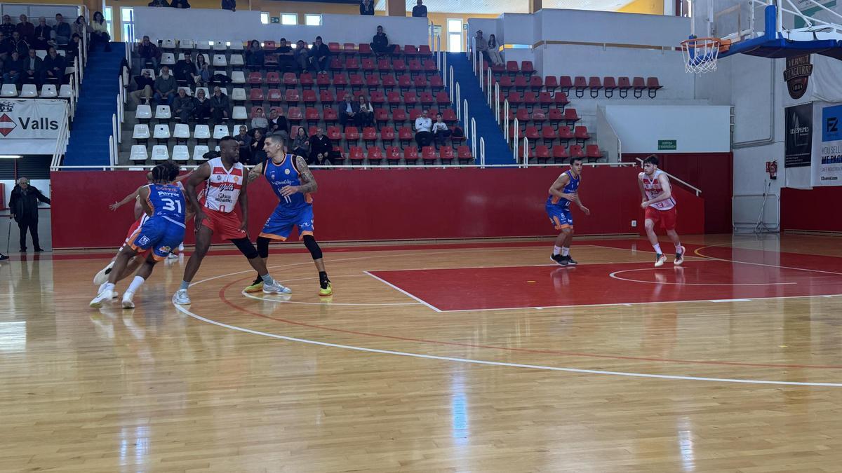 El Bàsquet Sa Real defiende una jugada del CB Valls