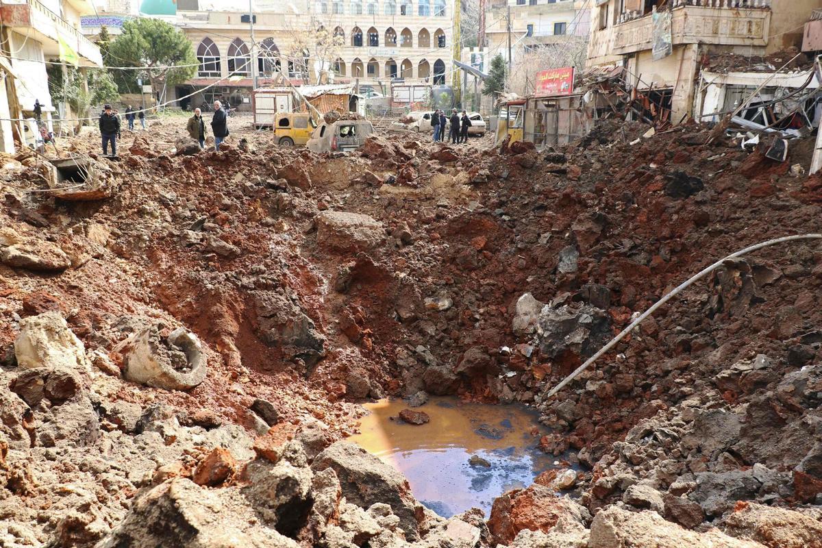 Cráter provocado por un cohete israelí en el pueblo libanés de Nabi Shit, cuna de Hezbolá.