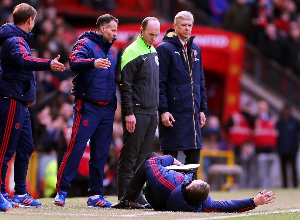 Louis Van Gaal se tira al suelo para protestar una jugada durante el Manchester United - Arsenal.