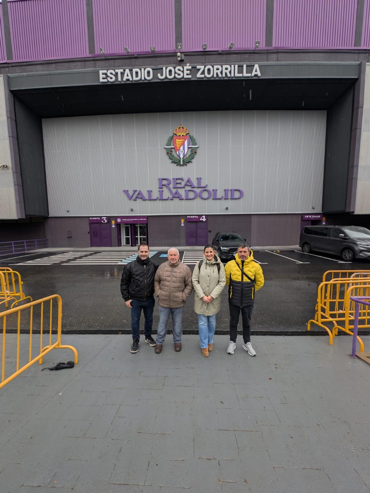 En las afueras del estadio de Segunda División.