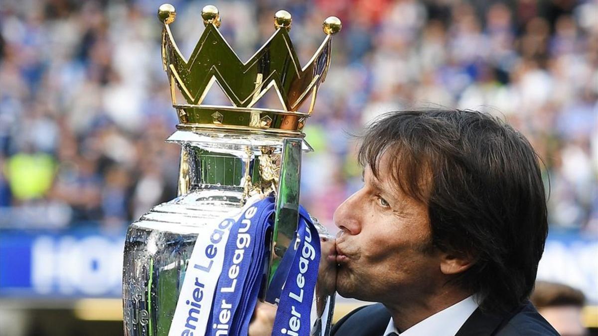 Antonio Conte, con la copa de campeón de la Premier