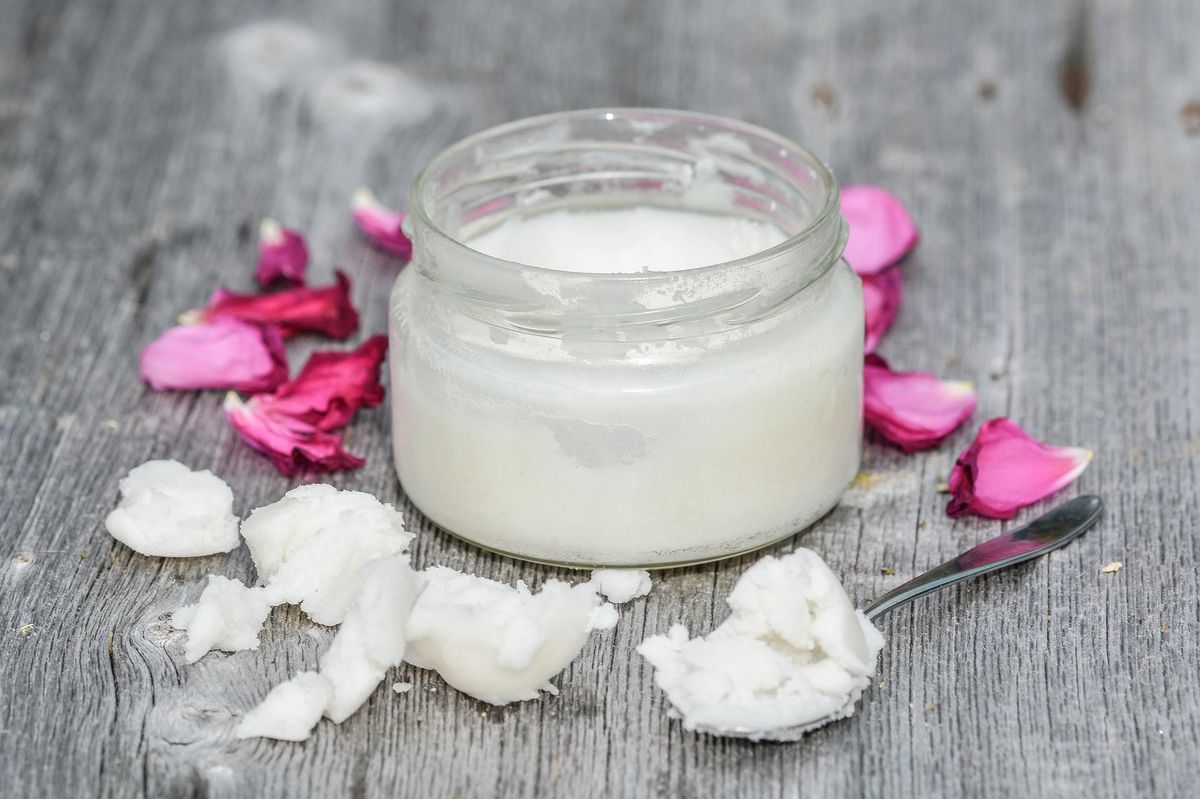 El aceite de coco es un excelente hidratante para el pelo seco.