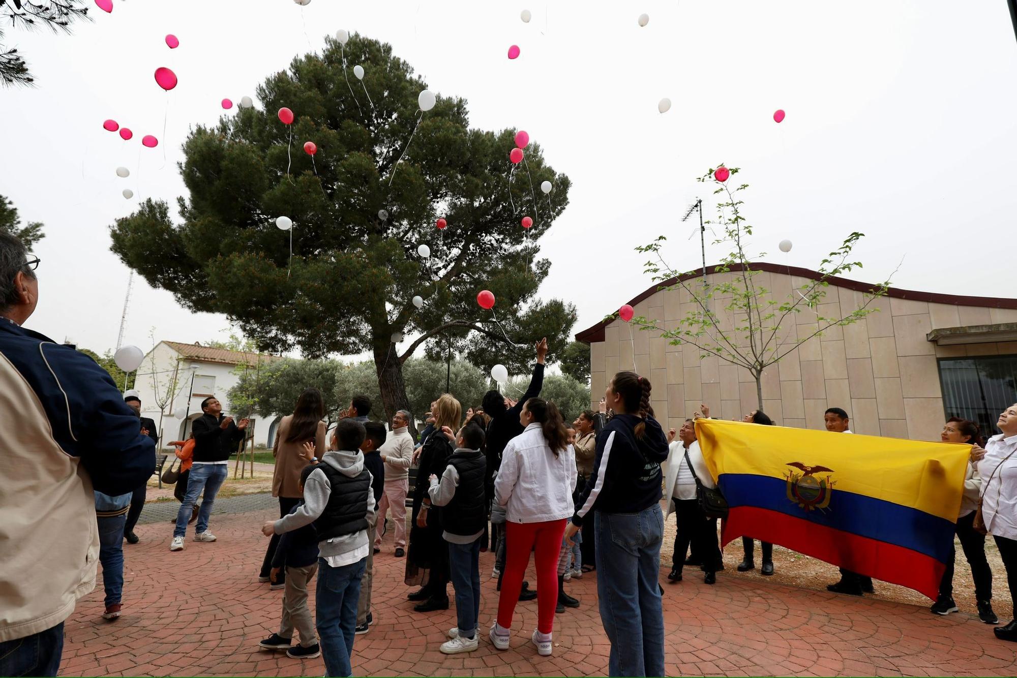 En imágenes | Multitudinaria despedida del padre Javier, el cura rockero, en San Gregorio