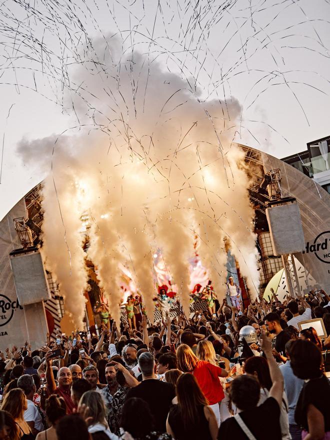 Una fiesta de nostalgia divertida que se ha convertido en la preferida de los residentes en Ibiza.