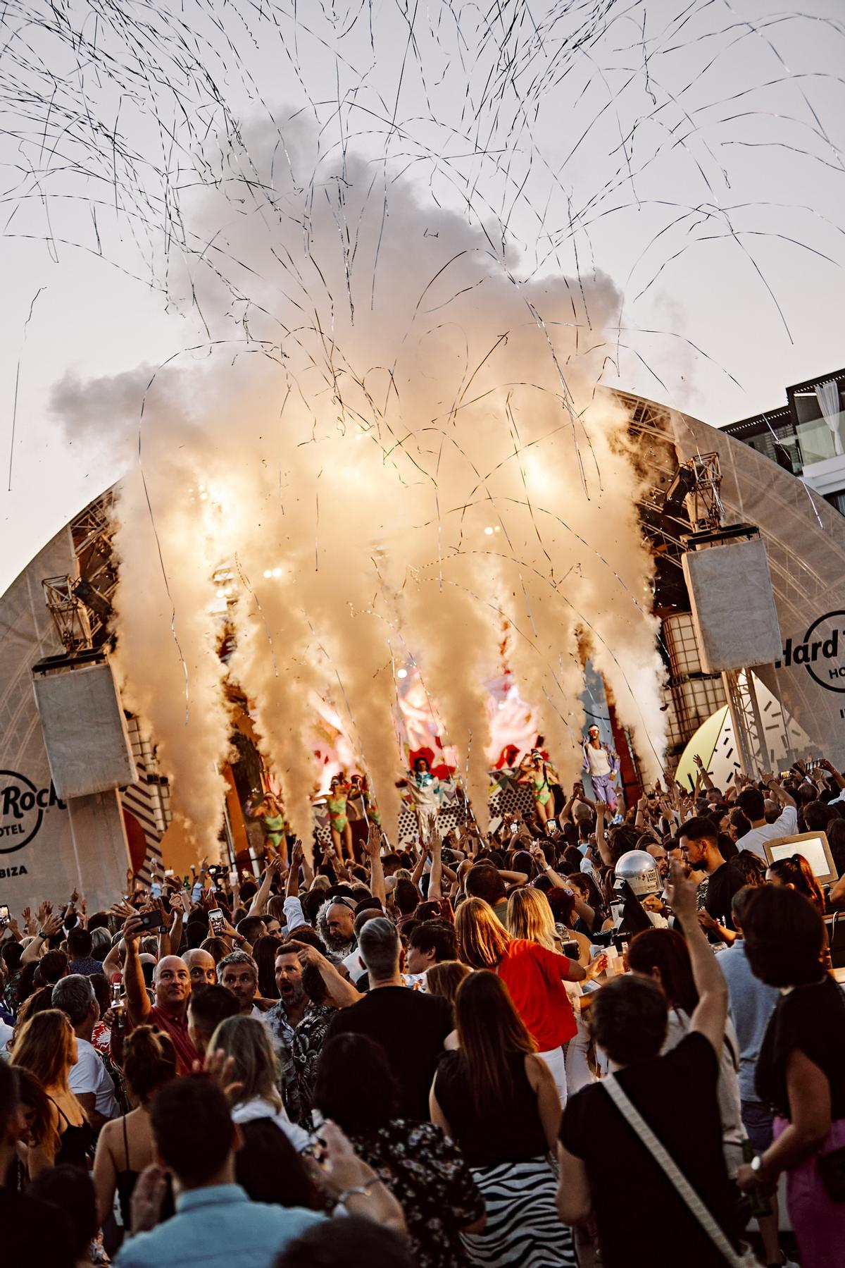 Una fiesta de nostalgia divertida que se ha convertido en la preferida para los residentes en Ibiza.