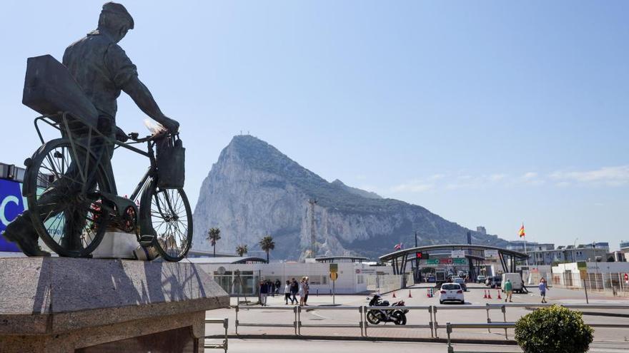 Vista de la frontera con Gibraltar con el Peñón por detrás