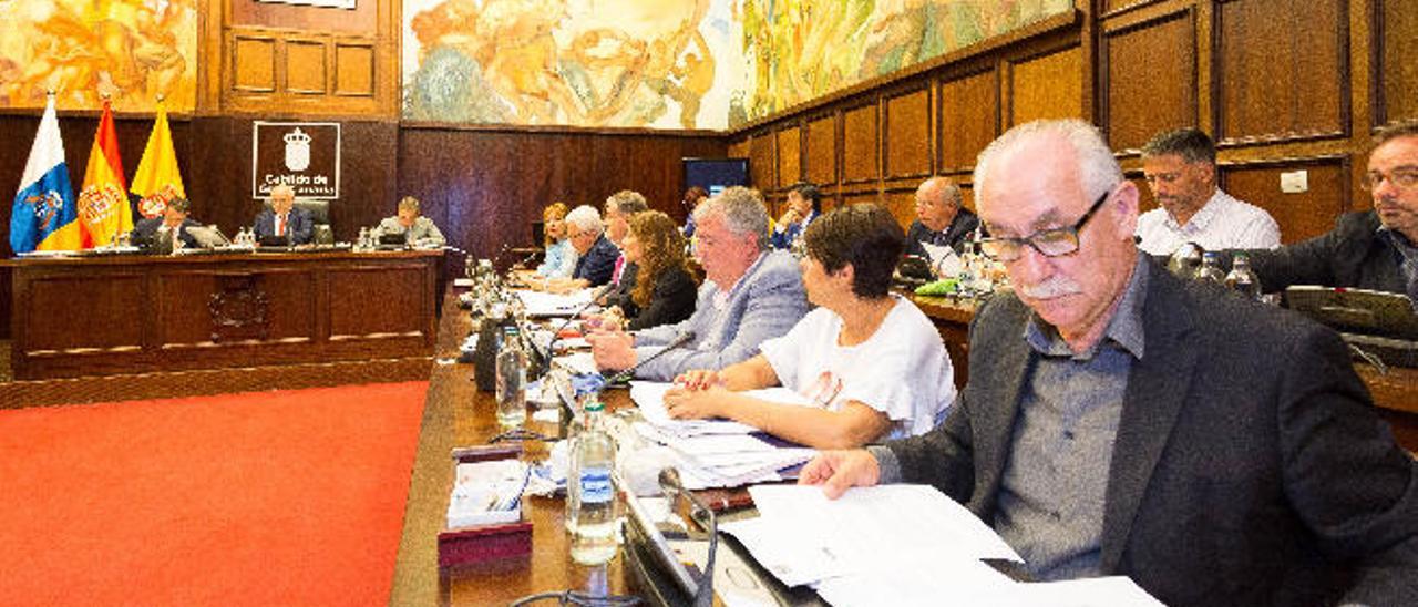 Los consejeros del grupo de gobierno del Cabildo durante la segunda sesión del Debate del estado de la Isla, ayer.