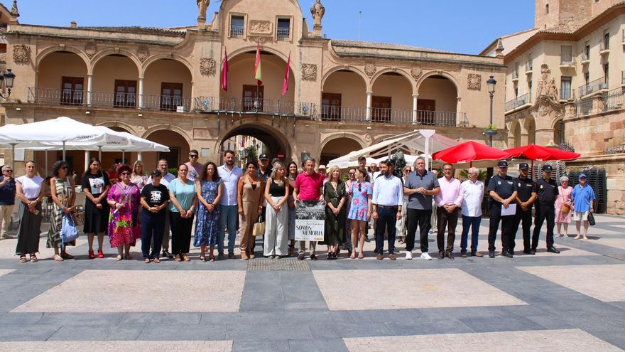 La Plaza de España de Lorca enmudece en recuerdo de Miguel Ángel Blanco
