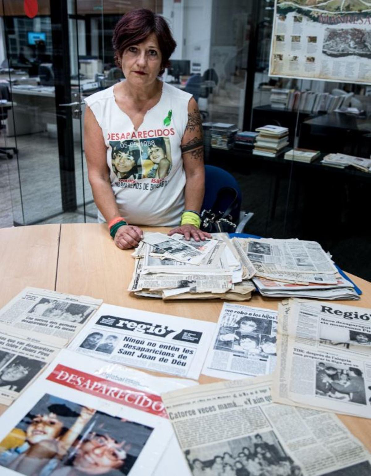 Mari Carme Òrrit Pires amb la carpeta en la qual guarda 35 anys de retalls de premsa