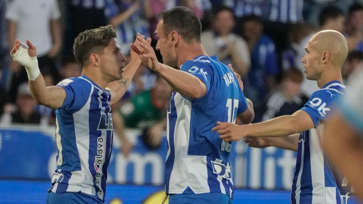 Los jugadores del Alavés celebran un gol