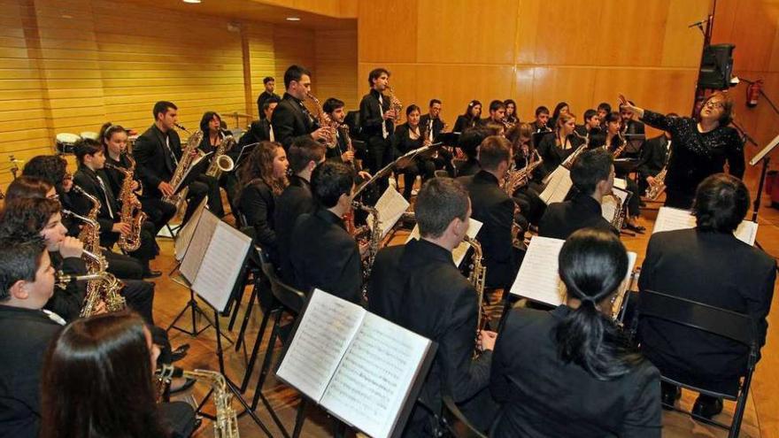 La directora de la orquesta de saxos de Redondela, Elisa Arias, al frente de los músicos. // Marta G. Brea