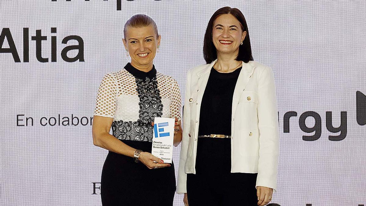 Irma González, de Naturgy, entregó el premio a Josefina Fernández, de Altia, como empresa de mayor impacto social.