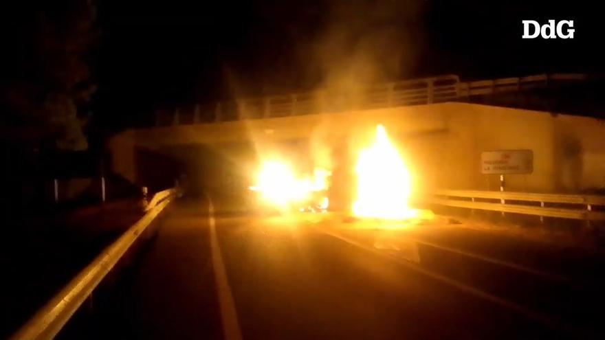 Vídeo | Pagesos tallen l&#039;N-II a Pontós en protesta per la gestió de la dermatosi nodular contagiosa