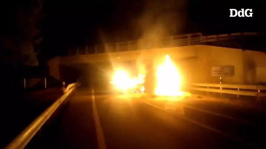 Vídeo | Pagesos tallen l'N-II a Pontós en protesta per la gestió de la dermatosi nodular contagiosa