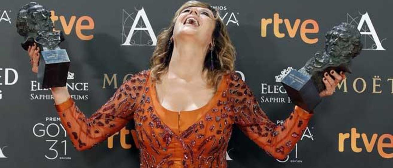 La actriz Emma Suárez posa con las dos estatuillas obtenidas en la gala