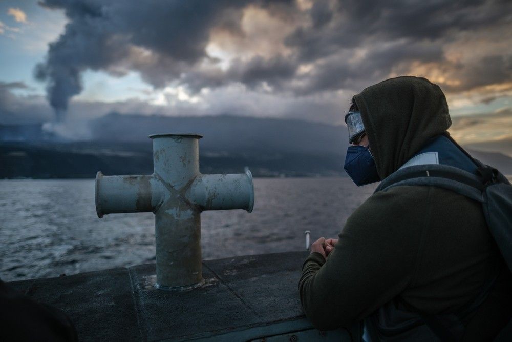 Traslado de agricultores de La Palma en una embarcación de la Armada Española durante la erupción del volcán