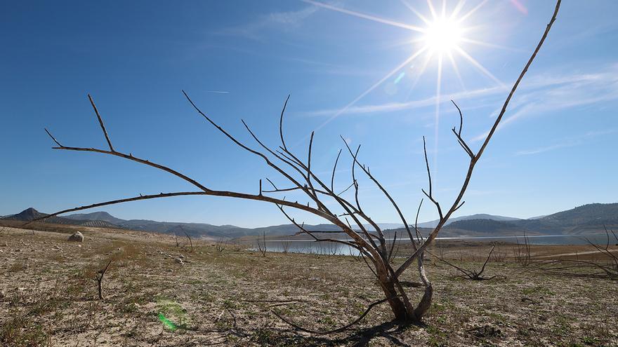 Insólitas imágenes de los embalses de Iznájar y La Breña bajo los efectos de la sequía