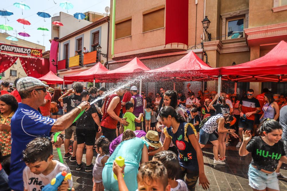 Los catralenses y muchos vecinos de la Vega Baja estallan en alegría y fiesta para iniciar las celebraciones de San Juan con el chupinazo