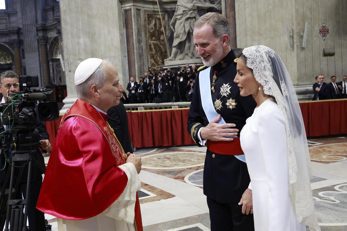 El papa León XIV saluda a los reyes de España tras su primera misa en el Vaticano