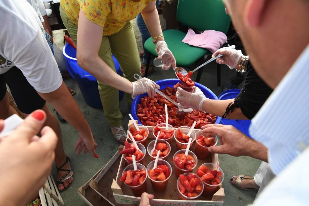 Colas para tomar fresas en las Fiestas de Eirís