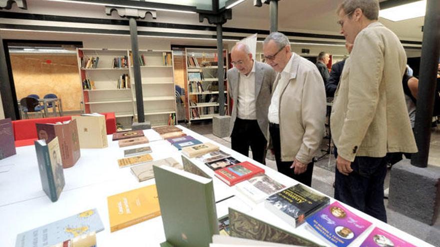 El sacerdote Julio Sánchez dona toda su obra a la Biblioteca Insular