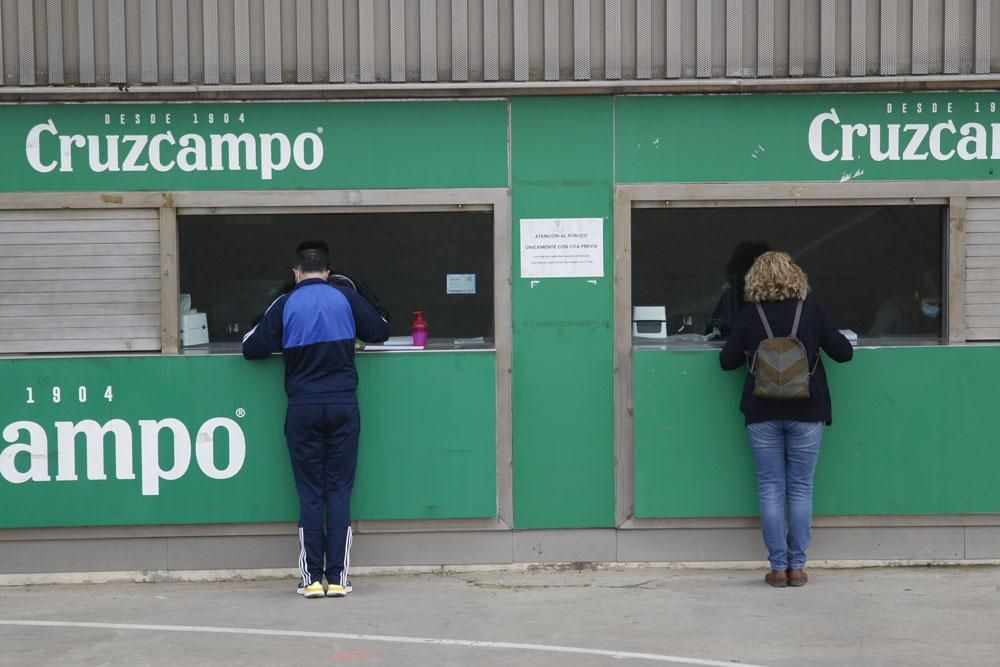 Los aficionados del Córdoba CF comienza a recoger las entradas del partido del domingo.