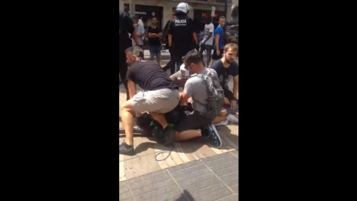 Una captura del vídeo de la detención del mantero en La Rambla.