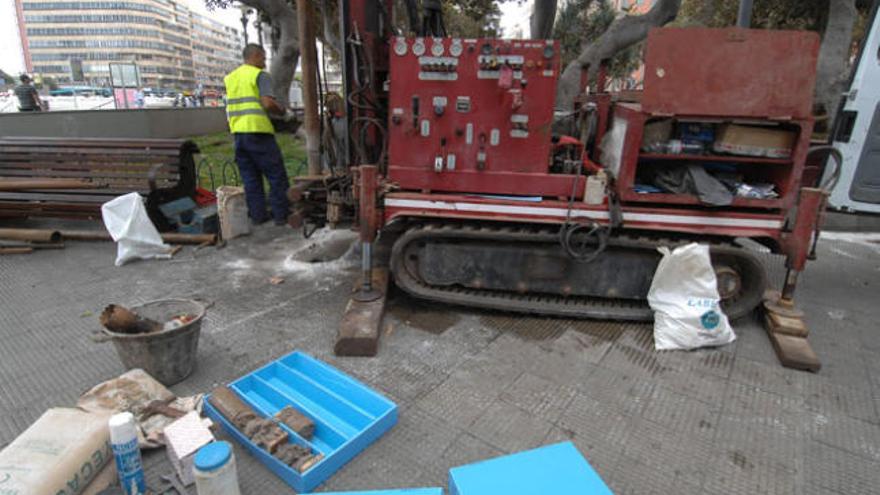 Sondeo geotécnico en el parque de San Telmo, ayer. i JUAN CARLOS CASTRO