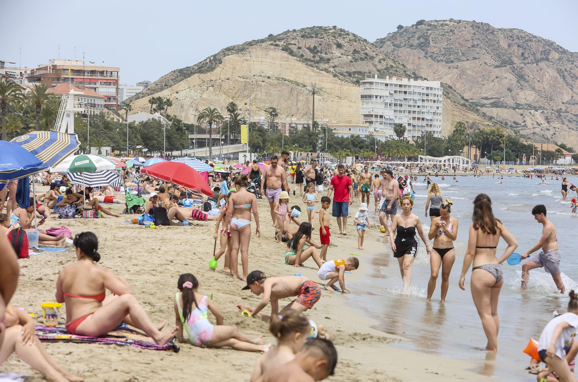 La playa del Postiguet se llena de bañistas