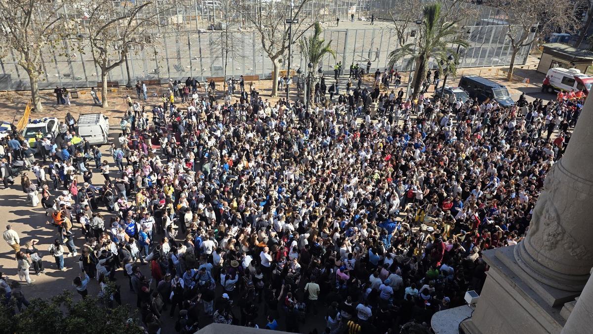Imagen de la concentración al acabar la "mascletà"