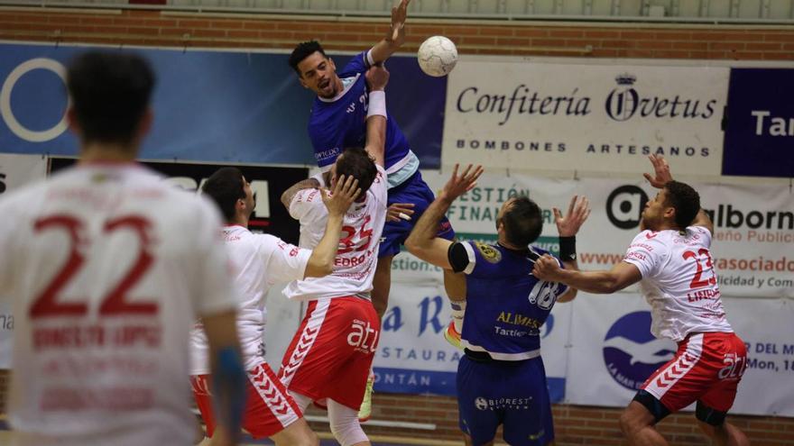Manu Barrios lanza, sujetado por un rival, con Emi Franceschetti debajo, ayer en Vallobín. |